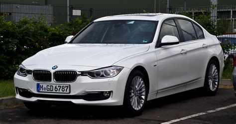 BMW_320d_Luxury_Line_(F30)_–_Frontansicht,_24._Juni_2012,_Düsseldorf.jpg