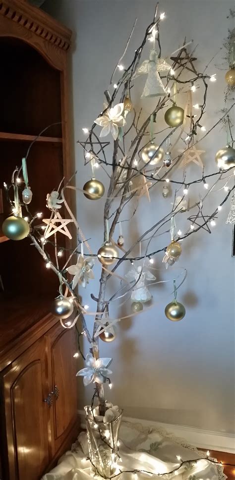 Christmas Décor diy: Tree Branch Decorated