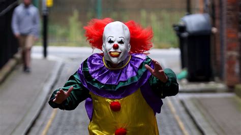 Fancy dress shops urged not to sell clown costumes amid 'killer clown ...