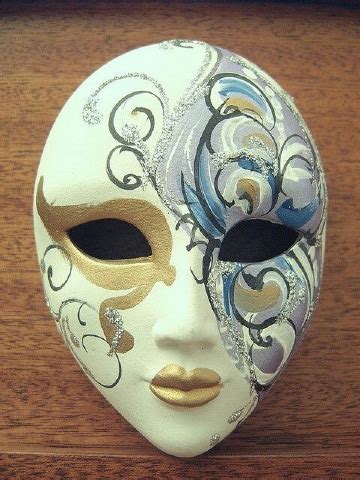 Mascaras de yeso decoradas con diseños innovadores