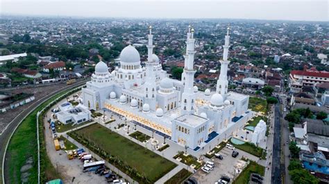 Look: Stunning new mosque in Indonesia looks exactly like UAE's Sheikh Zayed Mosque - News ...