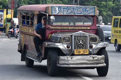 Gov't to give P5,000 fuel subsidy per jeepney driver in 2018