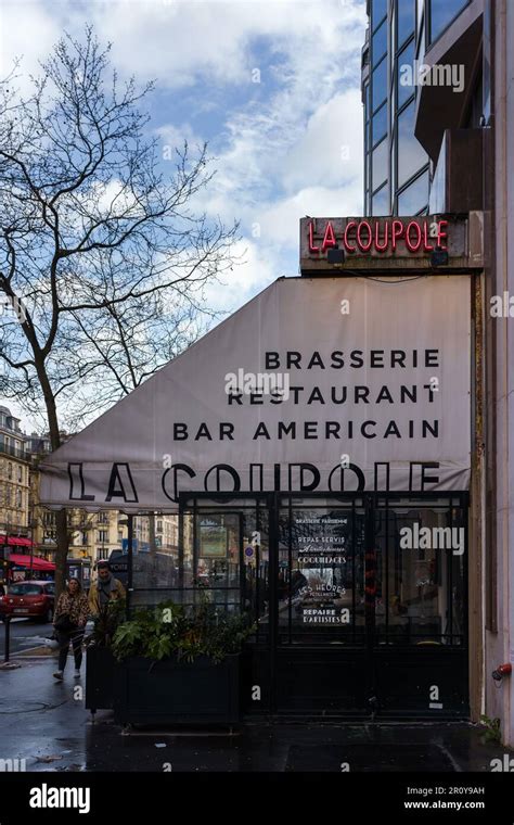 Restaurant awning paris hi-res stock photography and images - Alamy