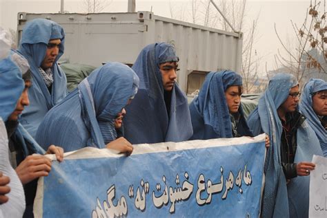 Afghanistan: Men wear burqas and march through Kabul protesting ...