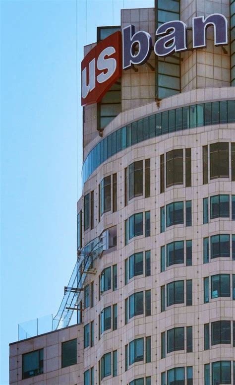 Los Angeles glass slide opens 1,000ft up skyscraper - BBC News