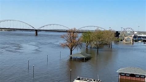 Video Flood threat continues from Mississippi River - ABC News