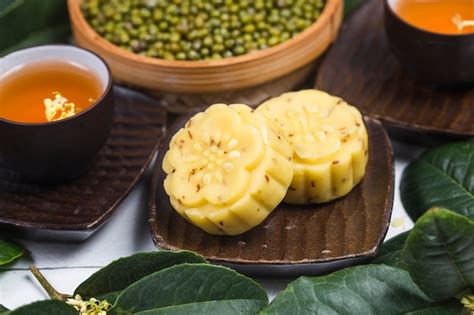 Premium Photo | Traditional gourmet osmanthus cake, chinese pastry