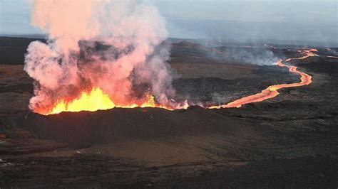 Hawaii's Big Island abuzz over simultaneous eruptions at Mauna Loa and Kilauea - ABC News