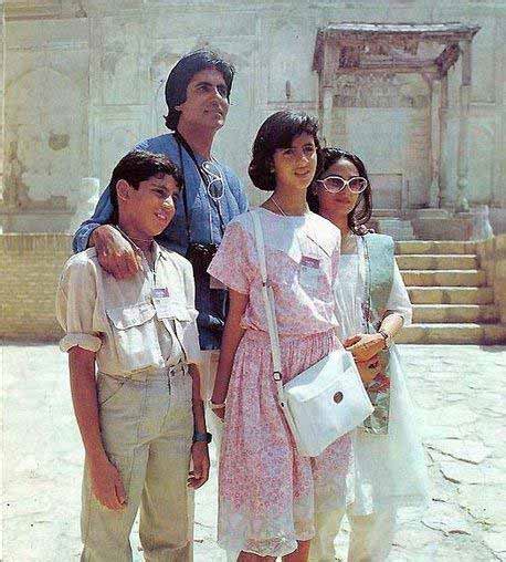 Stars Memorable Pictures: Amitabh-Bachchan-Family-Pic-at-young-age