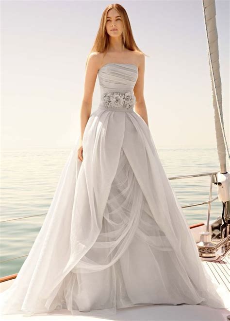 Vera Wang Wedding Dresses that Inspire - MODwedding