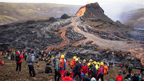 Iceland volcano: Hikers evacuated as lava spurts from new crack in surface | World News | Sky News