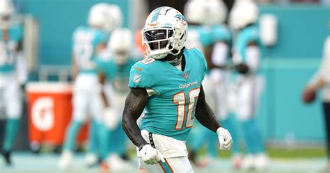 Report: Tyreek Hill's Foot Injury 'Not Serious;' Dolphins WR in Walking ...