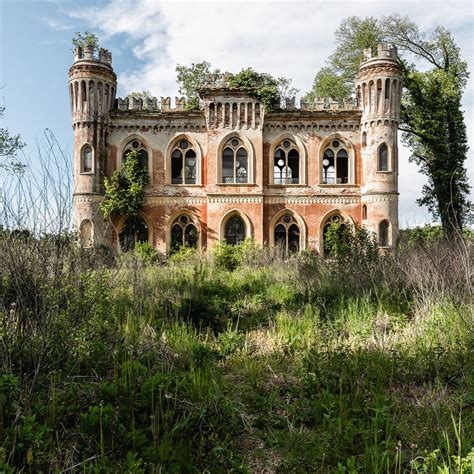 Abandoned and forgotten castle somewhere in Italy : r/europe