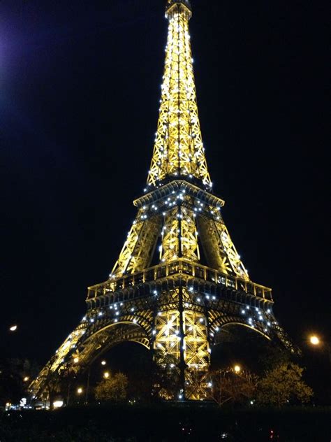 Eiffel Tower Light Show / Paris #photobyizabrandt