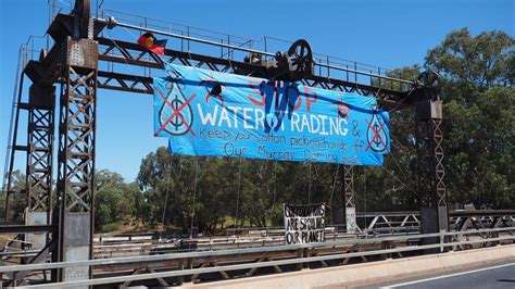 Activists blockade Wilcannia bridge, calling for action on water management | SBS NITV