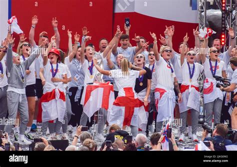 London, UK. 1st August 2022. Rachel Daly sings as the Lionesses ...