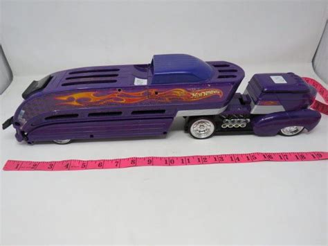 HOT WHEELS SEMI TRUCK HAULER (W/CARS)