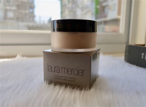 Laura Mercier Translucent Loose Powder: Worth the hype?