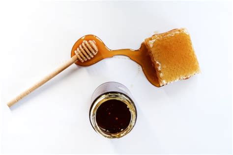 Honey on Keto: How Many Carbs Are in Honey – KetoLogic