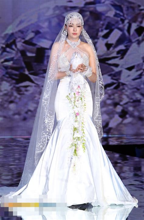 Lee Honey's wedding dress at fashion show - K-POP, K-FANS