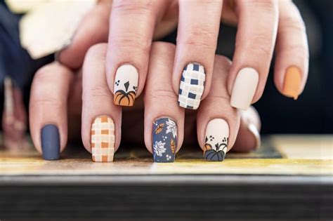 20 Fashion-Forward Thanksgiving Nail Designs to Feast Your Eyes On ...