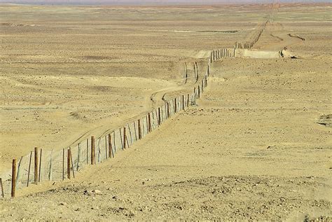 What Makes The Dingo Fence One Of The World's Longest Structures? - WorldAtlas