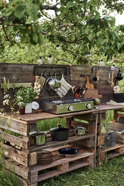 A simple DIY outdoor kitchen with pallets | Rustic outdoor kitchens ...