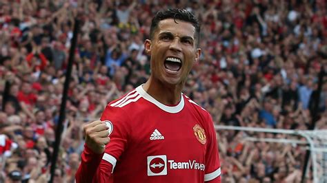 Cristiano Ronaldo strikes twice on return as Manchester United down Newcastle to go top - Eurosport