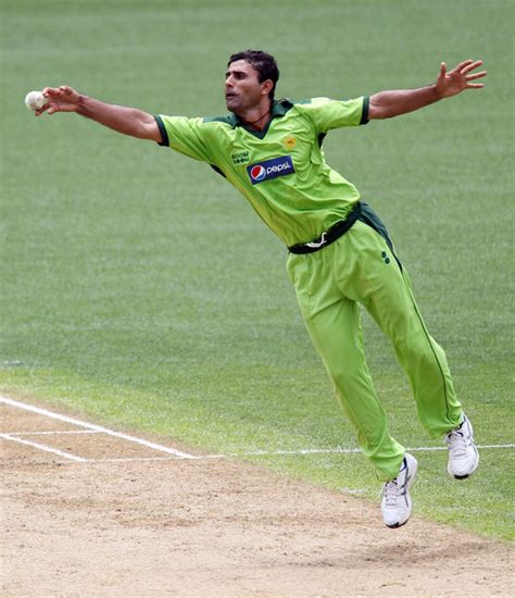 Pakistan Cricket Players: Abdul Razzaq Bowling