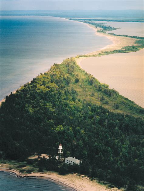 Lighthouses of the Apostle Islands - Lake Superior Magazine