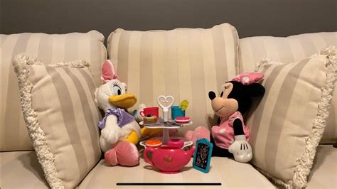 Minnie Mouse and Daisy Duck celebrate Best Friend Day! - YouTube