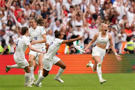 Queen hails England’s Euro 2022 win as ‘inspiration for girls and women’ | Evening Standard