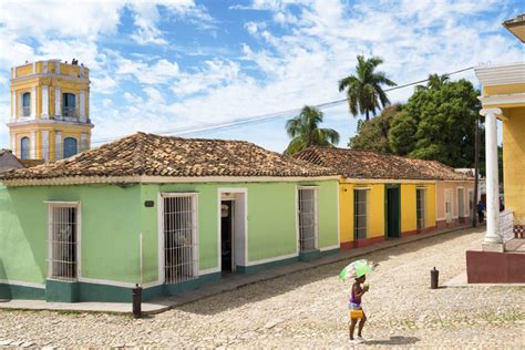 Colorful Street Scene in Trinidad | Pósters, láminas, cuadros y fotomurales | Posters.es