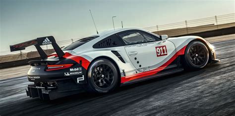 2017 Porsche 911 RSR endurance race car revealed - Photos (1 of 5)