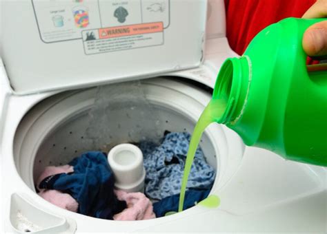 People Are Putting Vinegar In Their Laundry To Make It Whiter, Softer And To Remove Stains