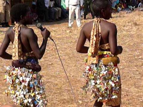 The typical sequences of Nkoya teenage female dancing, Zambia - YouTube