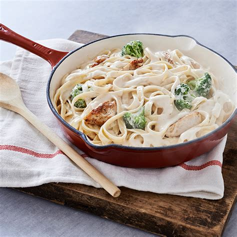 Chicken & Broccoli Alfredo with Fettuccine Recipe | RAGÚ