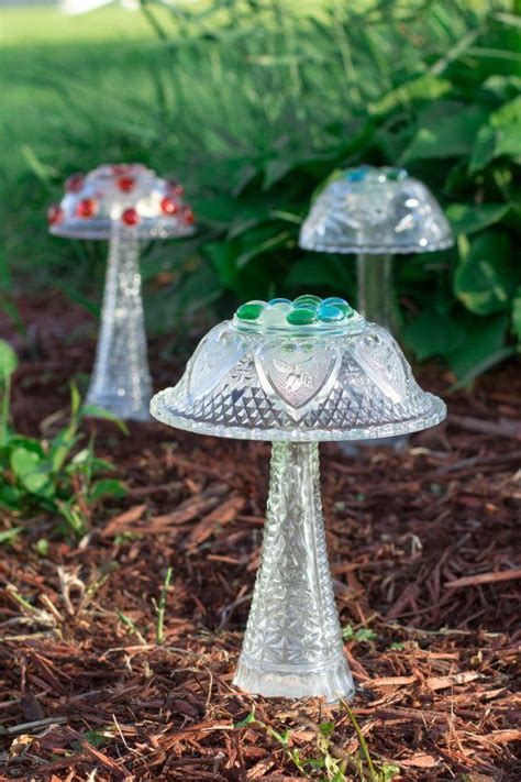 Enjoy this beautiful Glass Mushroom in your garden all year !! Add a touch of beauty to your ...