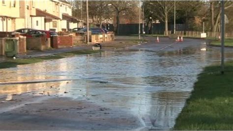 Flood hit Gainsborough Road in Corby enters fifth day of closure - BBC News