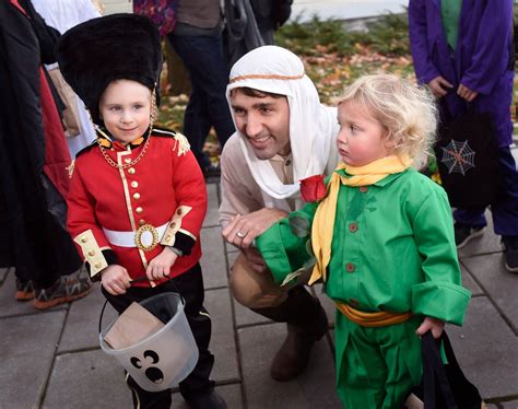 IN PHOTOS: Justin Trudeau and son go trick-or-treating as ‘The Little Prince’ | Globalnews.ca