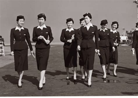 25 Vintage Photos Show Beautiful Flight Attendant Uniforms From Between the 1930s and 1970s ...