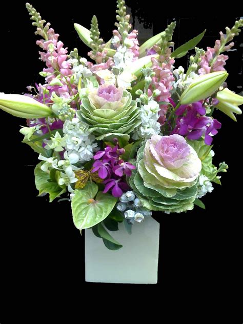 purple and green arrangement with ornamental cabbage | Flower arrangements, Cabbage flowers ...