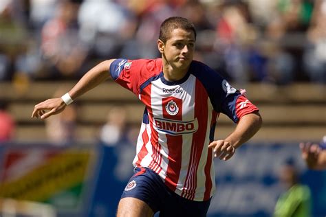 'Chicharito' returns to Chivas 14 years later