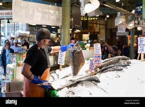 Seattle fish market throw hi-res stock photography and images - Alamy