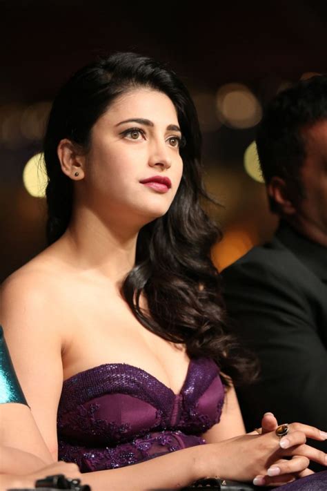 CAP: Shruti Hassan cleavage Photos IIFA Utsavam Awards