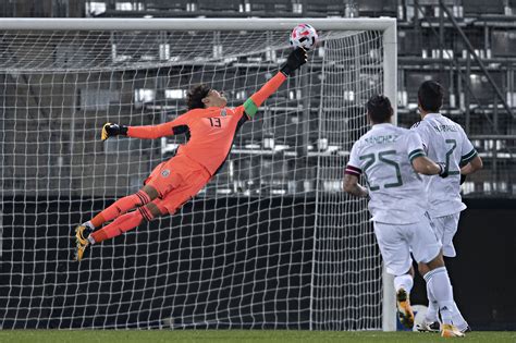 The image of the great save vs Japan from Guillermo Ochoa : r/LigaMX