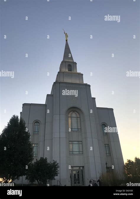 Kansas City LDS temple Stock Photo - Alamy