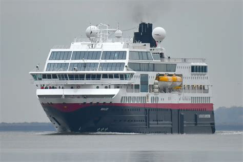 Norwegian cruise ship loses power during storm in North Sea - Scandasia