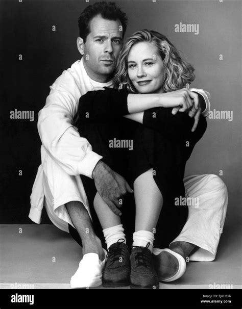 BRUCE WILLIS, CYBILL SHEPHERD, MOONLIGHTING, 1985 Stock Photo - Alamy