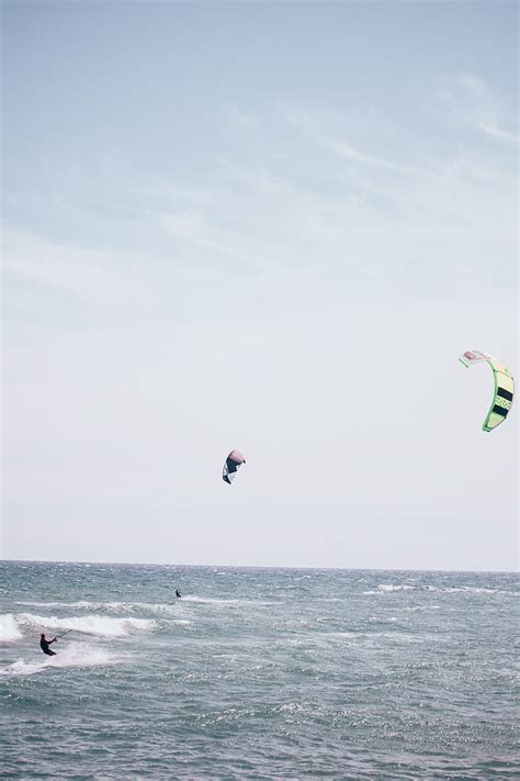 Surfboarding with surfing kite in the ocean | free photos | UIHere